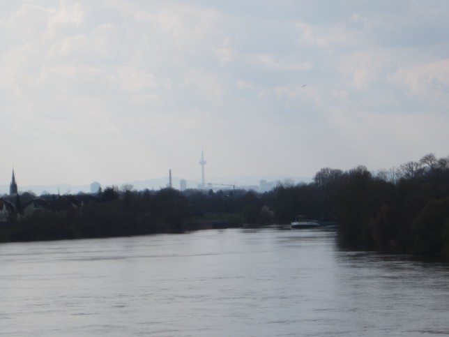 Blick von der Schleuse Mühlheim nach Frankfurt (Bild: Klaus Dapp)