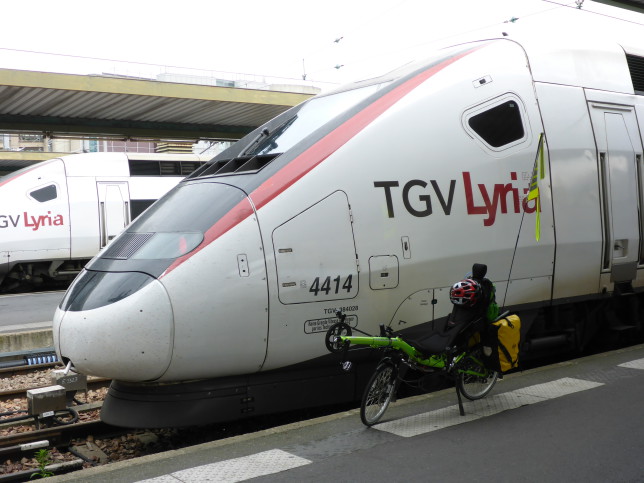 Grasshopper vor dem TGV Lyria im Gare de Lyon in Paris (Bild: Klaus Dapp)