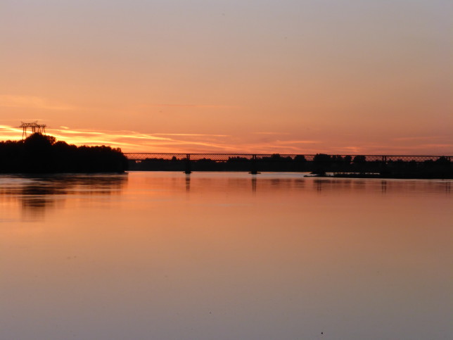 Brücke nach Varennes-sur-Loire am Abend (Bild: Klaus Dapp)