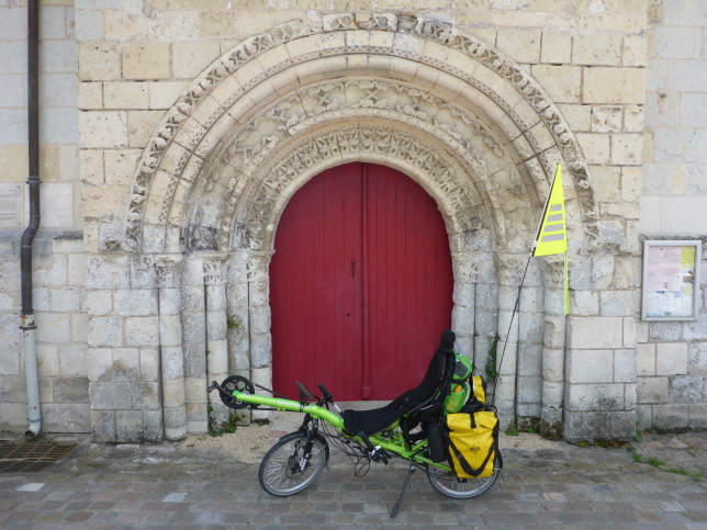 Grasshopper vor dem Portal der Kirche von Chênehutte-Trèves-Cunault (Bild: Klaus Dapp)