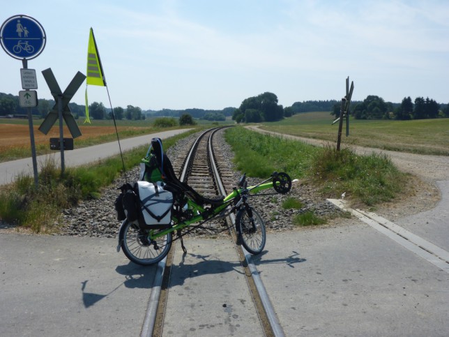 Grasshopper auf einem Bahnübergang der Öchsle-Schmalspurbahn (Bild: Klaus Dapp)
