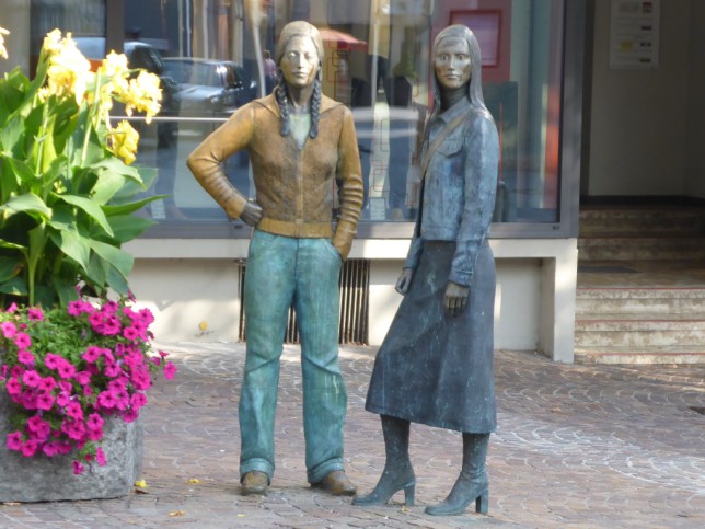 Dorfjugend in Markdorf (Bronzestaturen gegenüber dem Gasthaus Krone) (Bild: Klaus Dapp)
