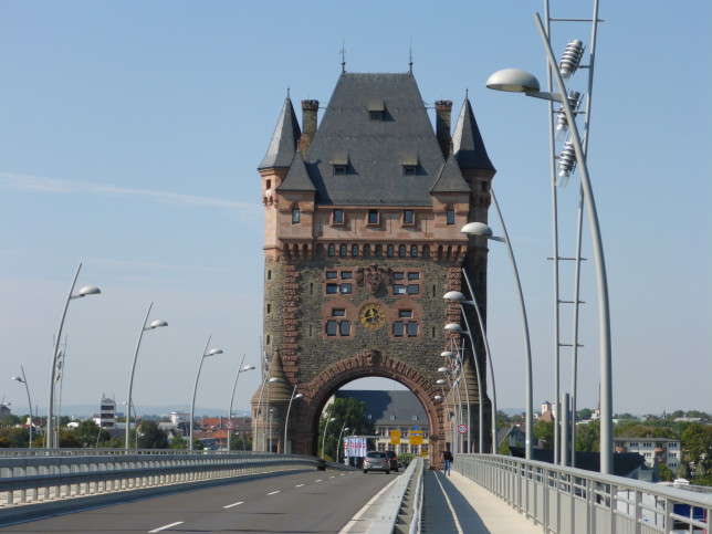 Stadttor von Worms auf der Rheinbrücke (Bild: Klaus Dapp)