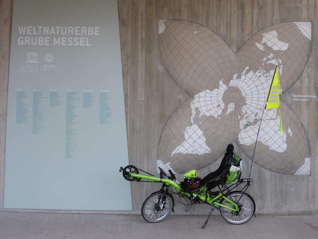 Grasshopper vor der Ausstellung des Weltkulturerbes Messel (Bild: Klaus Dapp)