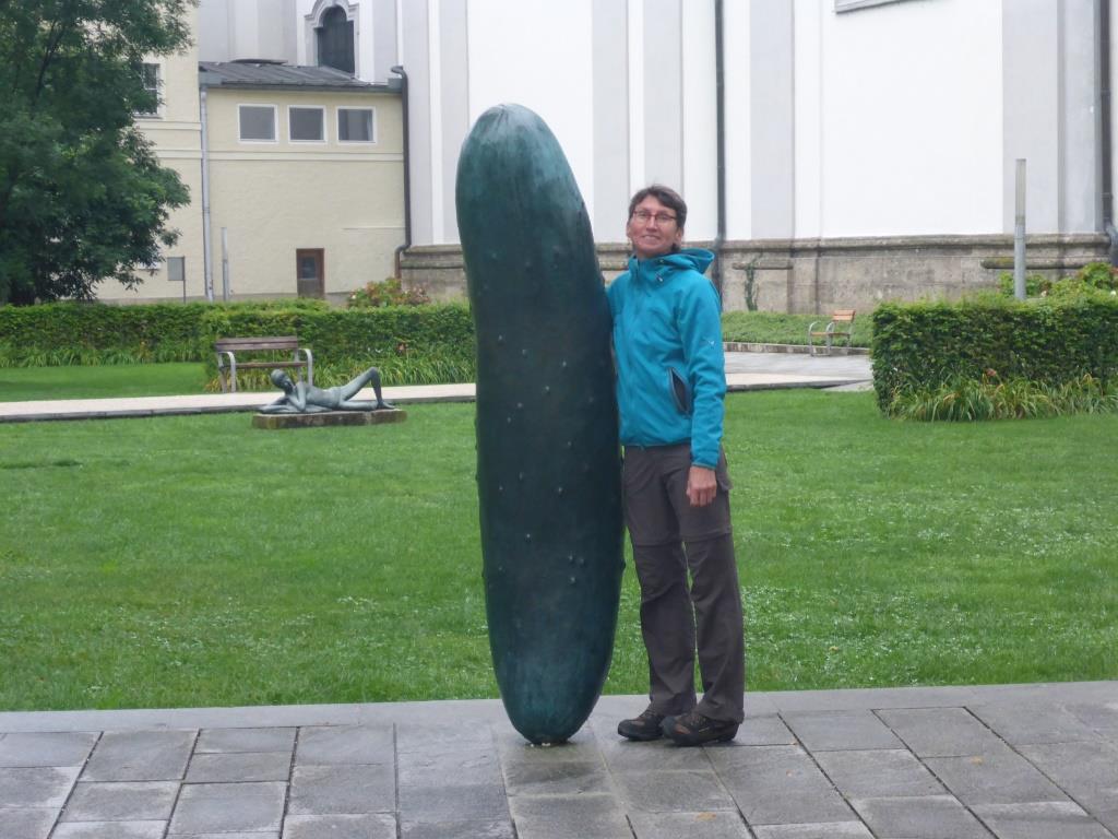 Vergurkt - Gurken von Erwin Wurm in Salzburg mit Antje (Bild: Klaus Dapp)