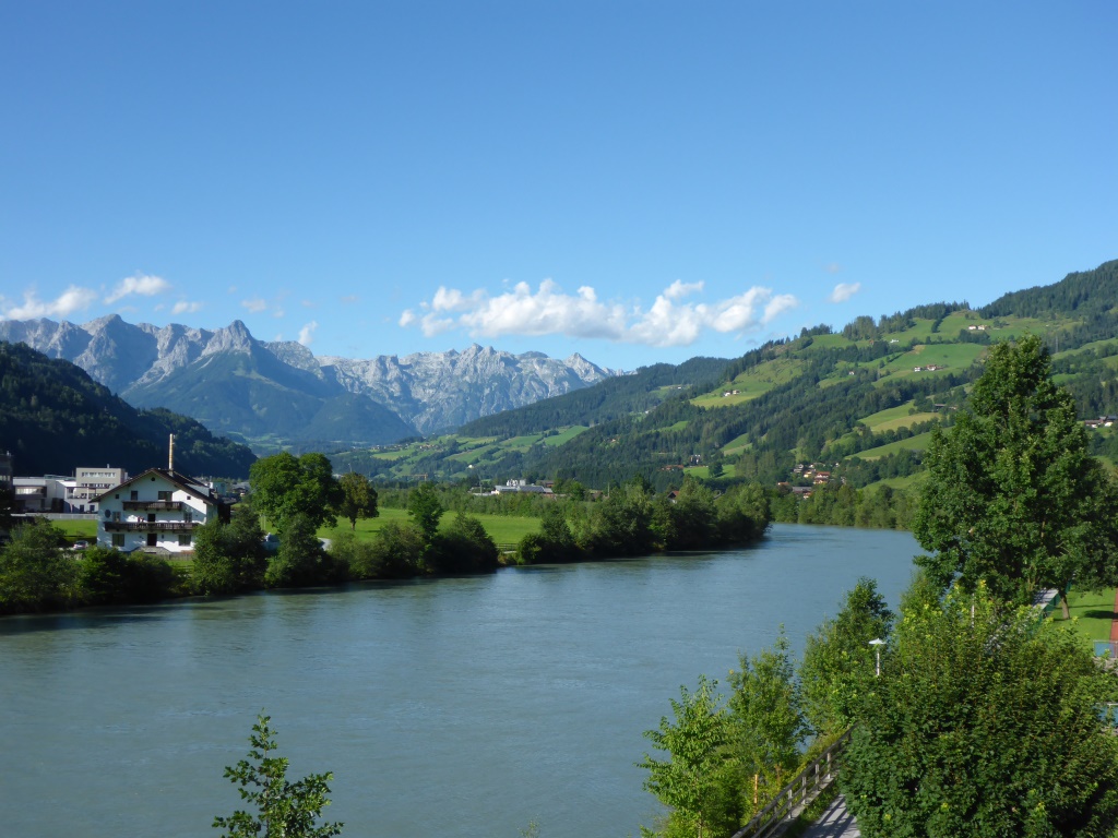 Blick die Salzach hinab in St. Johann im Pongau (Bild: Klaus Dapp)