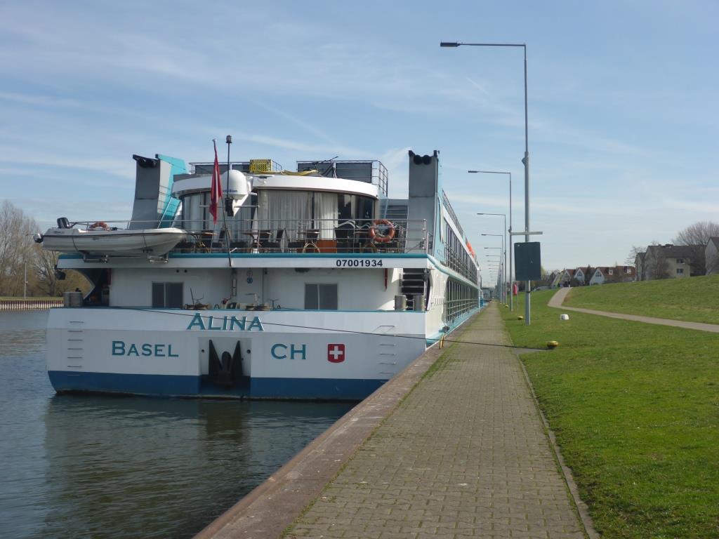 Fluss-Kreuzfahrtschiff auf dem Main (Bild: Klaus Dapp)