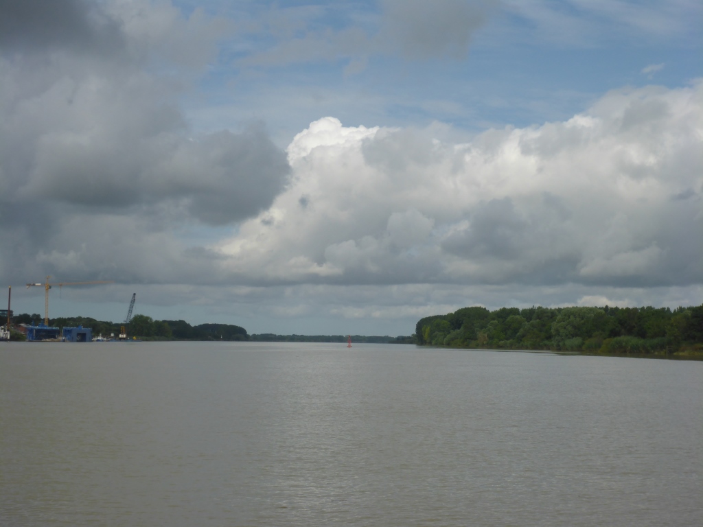 Blick auf die Loire Richtung Atlantik zwischen Coneron und Le Pellerin (Bild: Klaus Dapp)