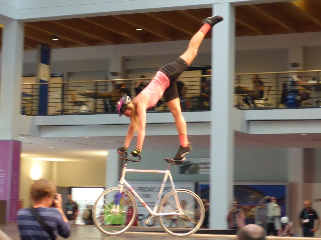 Rad-Akrobatik im Rahmen der Modeschau (Bild: Klaus Dapp)