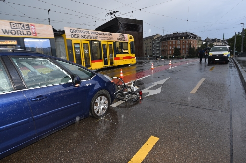 Velo von Auto erfasst (Bild: Polizei Basel)