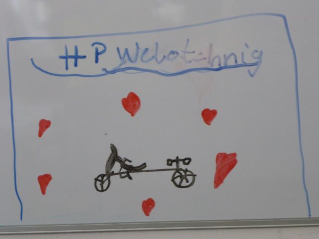 Fanbotschaft im Entwicklungsbüro bei HP Velotechnik (Bild: Klaus Dapp)