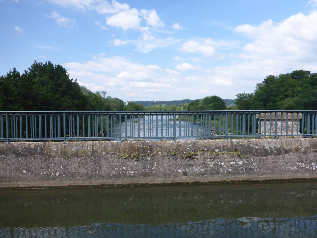 Blick auf die Mosel von der Brücke des Kanals der Vogesen in Epinal (Bild: Klaus Dapp)