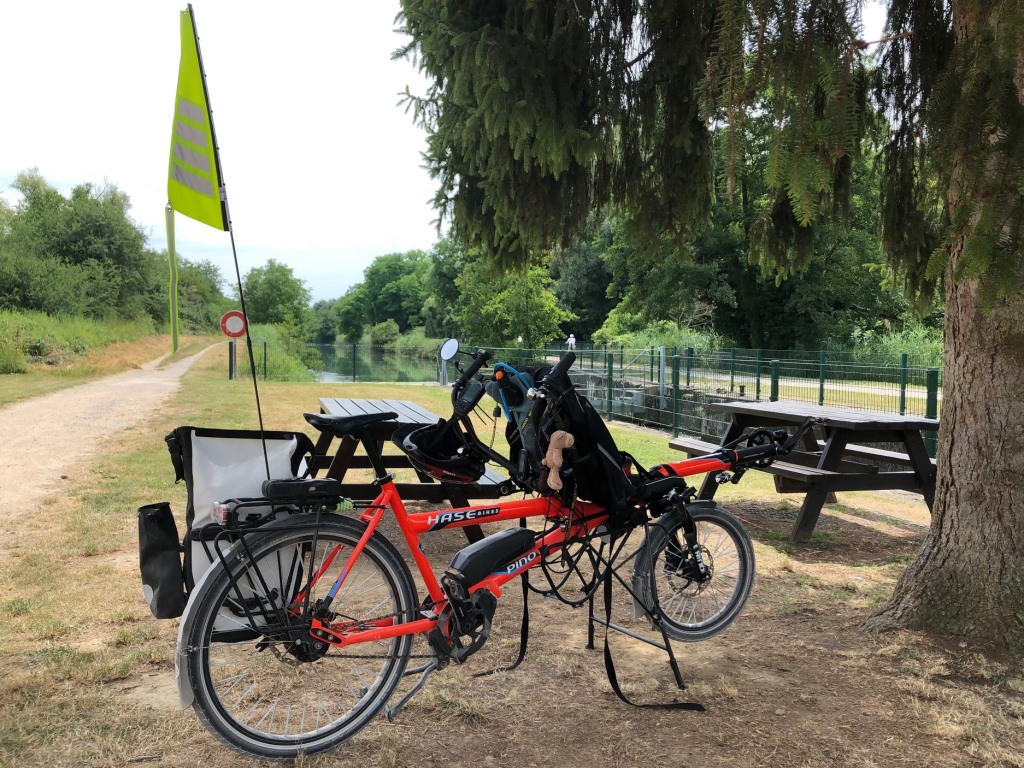 Pino am Rastplatz an der alten Kanalschleuse von Saint-Louis-la-chaussee (Bild: Klaus Dapp)