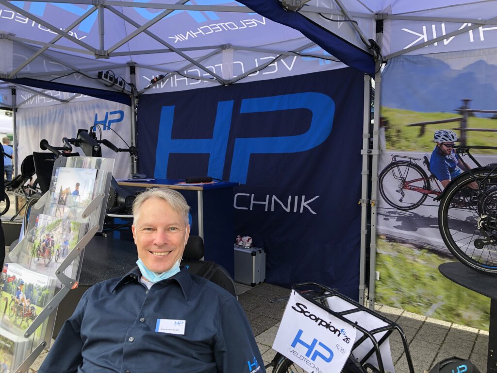 Alexander Kraft am hp-Messestand bei der eurobico 2021 (Bild: Klaus Dapp)