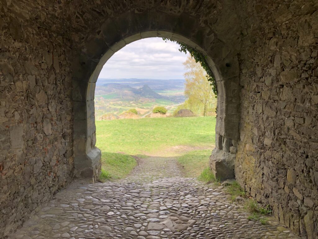 Blick zur Ruine Hohenkrähen (Bild: Klaus Dapp)