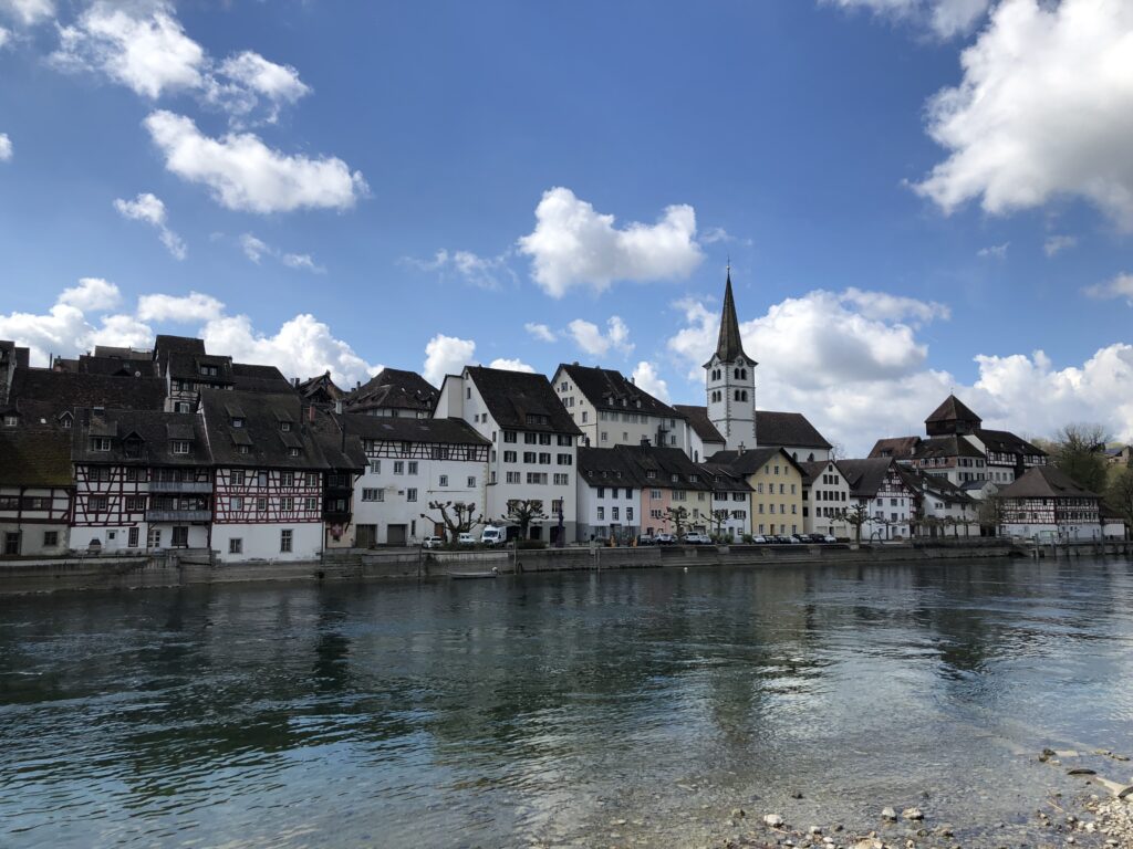 Blick von Diessenhofen (D) nach Gaienhofen am Hochrhein (Bild: Klaus Dapp)